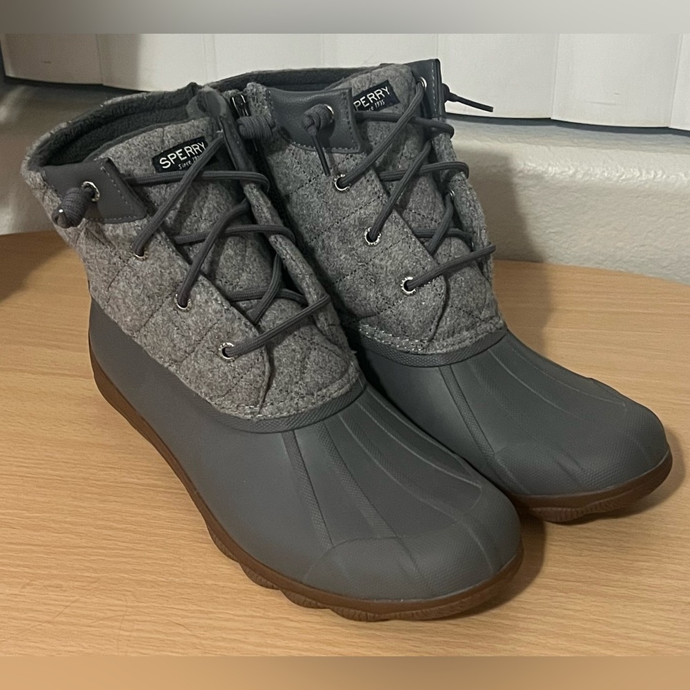 NWOT - Sperry Women’s Grey Duck Boots 10